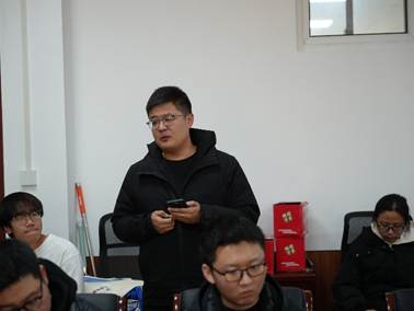 一群人在房间里 AI 生成的内容可能不正确。